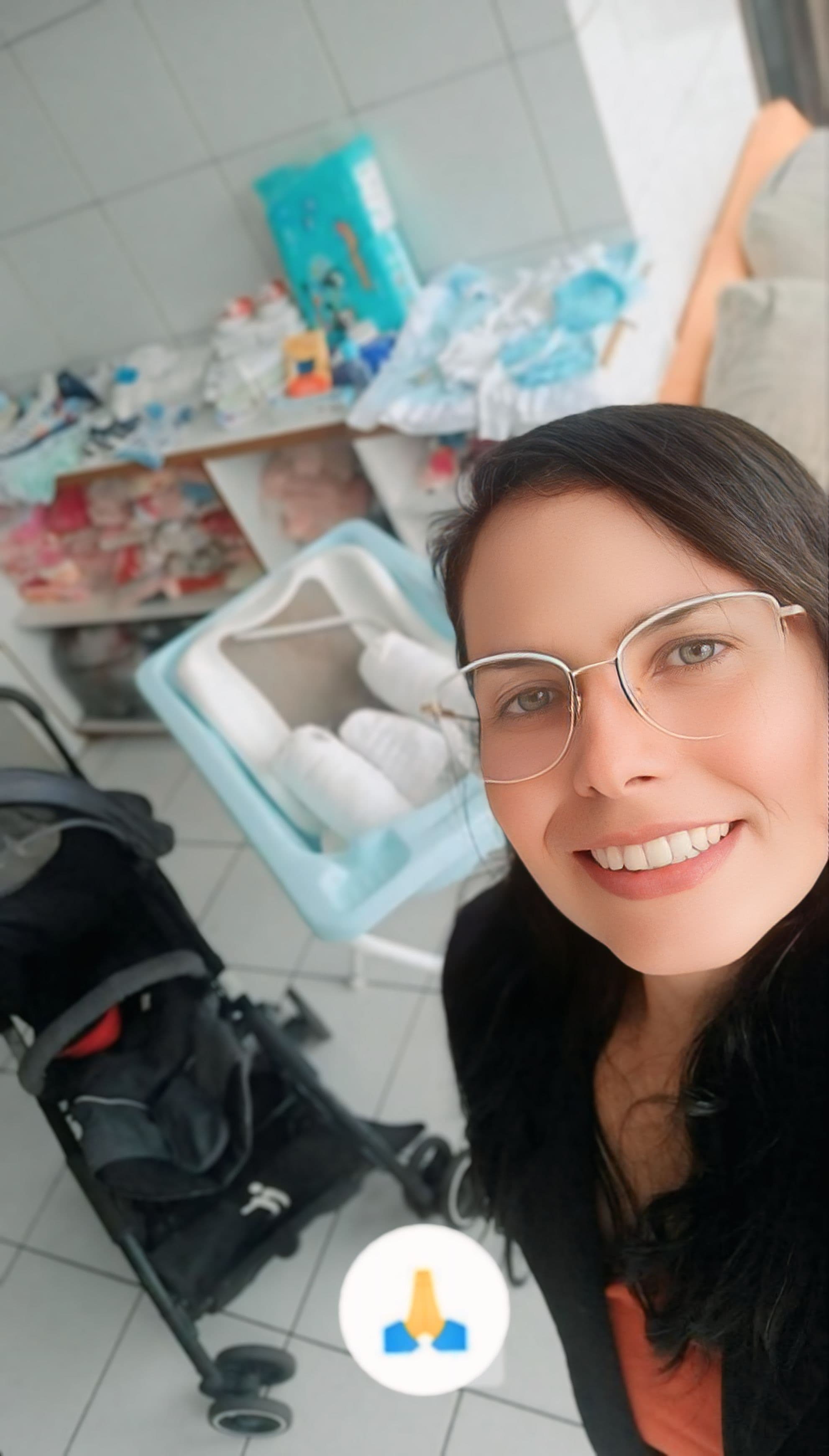 Responsável projeto, selfie do seu rosto, ela está sorrindo e usa óculos