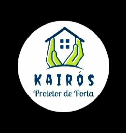 Logo do projeto Kairós Protetor de Porta, que consiste em uma ilustração de uma casa seguranda por duas mãos ilustradas